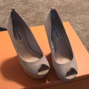 Peep toe wedges nude